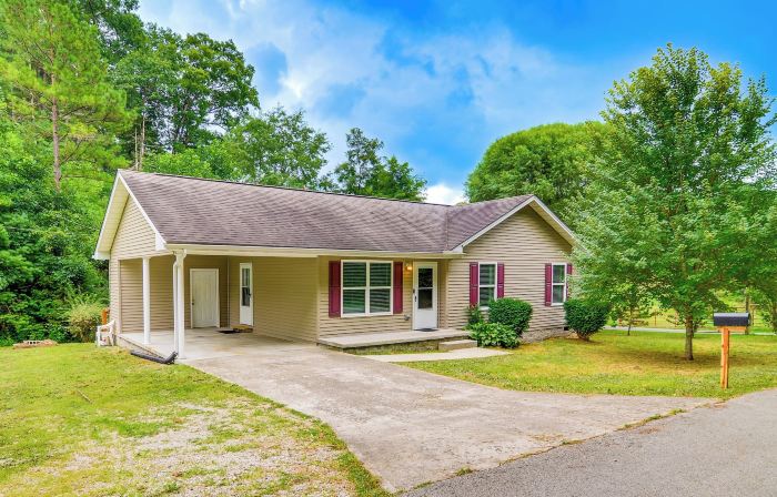 Campton Cottage w/ Hot Tub, Near Hiking + Climbing