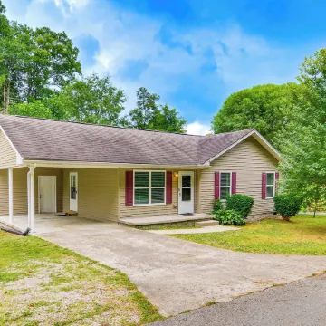 Campton Cottage w/ Hot Tub, Near Hiking + Climbing