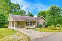 Campton Cottage w/ Hot Tub, Near Hiking + Climbing Hotels in Campton