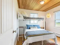 Swan Lake Cottage by AvantStay Hotels in Oak Harbor