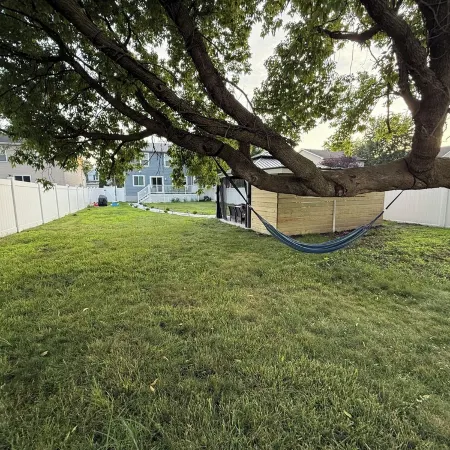 Ground-Level Bed and Bath! Well Equipped Beautiful Backyard and Near the Beach.