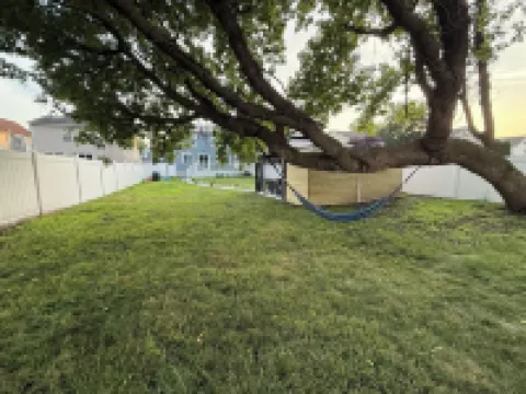 Ground-Level Bed and Bath! Well Equipped Beautiful Backyard and Near the Beach.