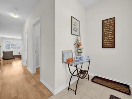 Cozy home minutes from Niagara Falls Отели в г. Торолд