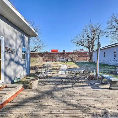 1 Mi to Dtwn Rogers: Convenient Getaway w/ Patio