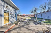 1 Mi to Dtwn Rogers: Convenient Getaway w/ Patio - Homestays