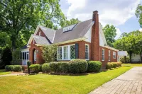 Midtown Brick Cottage 3BR, 2BA • 15 Mins to Ft Moore