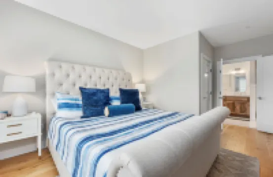 Luxury Living with Rooftop Terrace and Coastal Charm - Inviting Escape 하위치 호텔