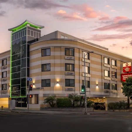 Best Western Plus La Mid-Town Hotel Отели рядом с достопримечательностью «Театр Уилтерн»