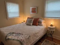 Newly renovated cottage in Clayton Historic District - a short drive to Raleigh