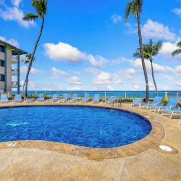 Kona Reef F2 Charming Oceanfront Condo for 4!