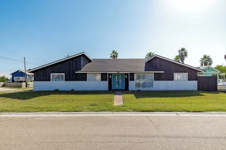 Stylish 3 Bedroom Pool Pets Sleeps 10