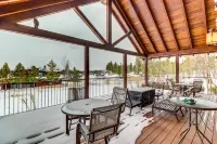 Beautiful Eureka Cabin Rental on Golf Resort! - Parking