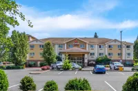 Comfort Suites Hotels near Oregon City Station
