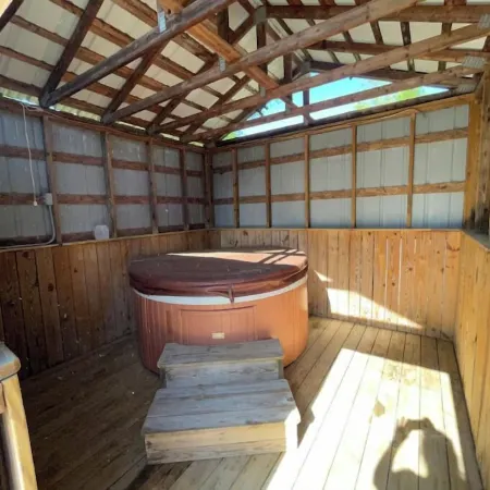 The Oak Oasis - Gorgeous views and a hot tub