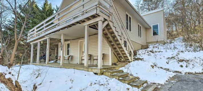 Massanutten Retreat w/ Double Deck & Mtn View! Hotels in McGaheysville