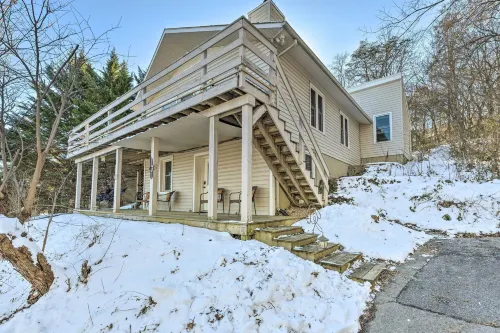 Massanutten Retreat w/ Double Deck & Mtn View! - Parkplatz