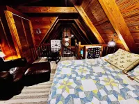 CharMing 2-BeD CoZy CaBin w-WiFi, AC & FiRe PlaCe, CenTraL to 3 LoCal MTN.Towns