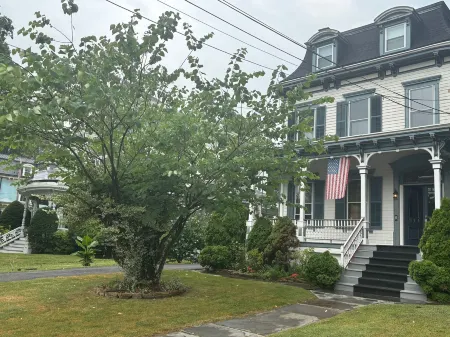 1 Br Private Victorian Apt in Convenient City Location on Half Acre Sleeps 4