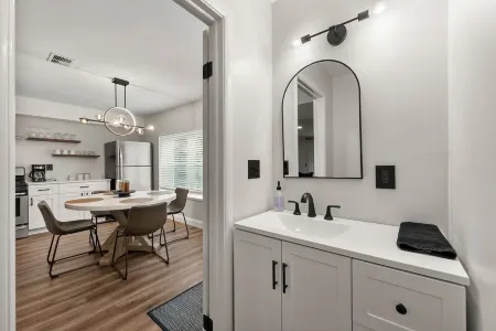 Modern Home Mins from Truist Park Отели в г. Смирна