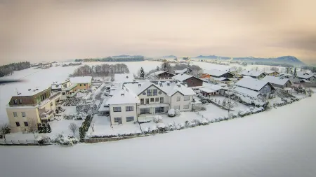 Villa Seekirchen: Exclusive living with private pool and garden for families