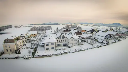 Villa Seekirchen: Exclusive living with private pool and garden for families