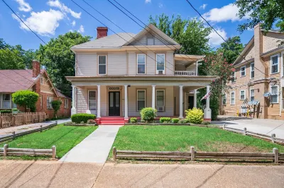Washer and Dryer with High-Speed Wifi - Cozy Modern Retreat Hotels near Riverfront Park