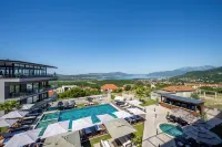 Royal Blue Resort & Residences فنادق في Kavac