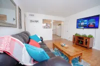 Sunny SparkingClean King bed Apt- CreveCoeurPark