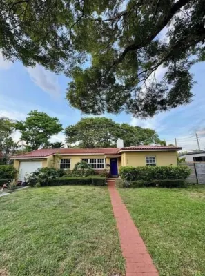 Lush & Peaceful tropical house Hotels near Miami Shores Aquatic Center(Private Facility for Residents of BHI and Miami Shores Residents Only))