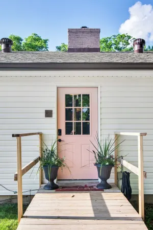 Huckleberry Guest House- Charming 2-bed cottage on serene Thompsons Station farm Отели в г. Томпсонс Стейшен