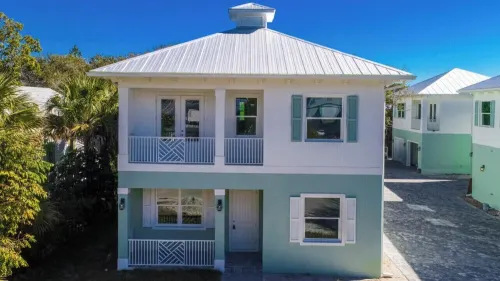 2Br First Floor. Walk to Downtown Stuart and Walk Riverfront Park.