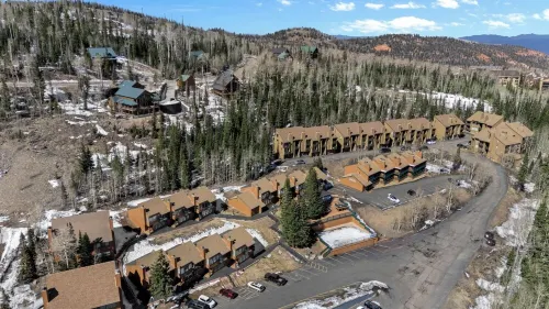 10A Chalet Village, Brian Head - Cozy Cabin Condo, Walk to Lift, Mountain Views.