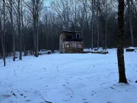 Secluded modern cabin with hot tub Hotels in Highland