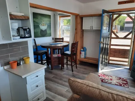 One bedroom, close to everything.... trout lake north bay