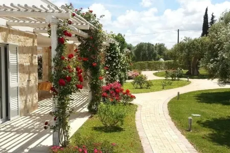 Leralora House - Olive Tree. Elegant villa with swimming pool, a stone's throw from the sea Отели рядом с достопримечательностью «Baby Park Unicef»