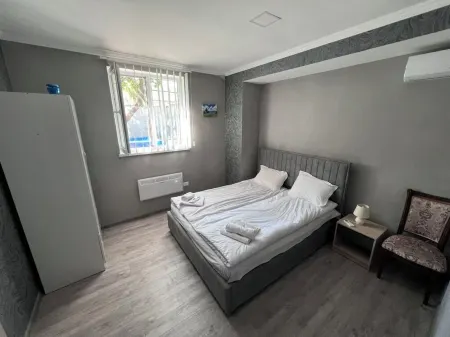 Sunny Garden - Charming 4-bedroom Guest House with AC and WiFi in Yerevan Отели рядом с Аэропорт Звартноц