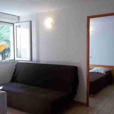 4-person apartment --3/70 Others