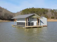 Cozy floating home with  WiFi, AC in peaceful New Tazewell on Norris Lake