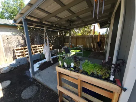 Charming 2-bedroom apartment with WiFi, AC in pleasant Grants Pass