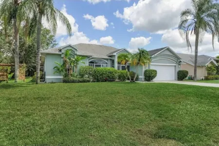 Caloosa Palms-Villa with Pool Spa Game Room. Centrally Located to Naples Beaches Отели рядом с достопримечательностью «Галф Кост Таун Сентер»