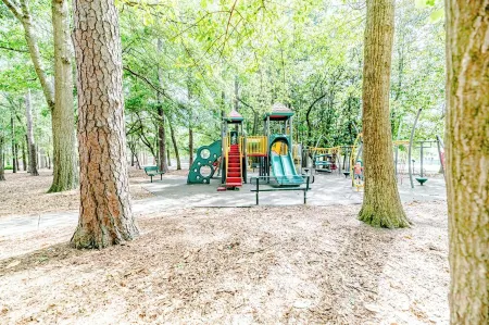 19th Hole - Pickelball, Park, Downtown, Sim Access