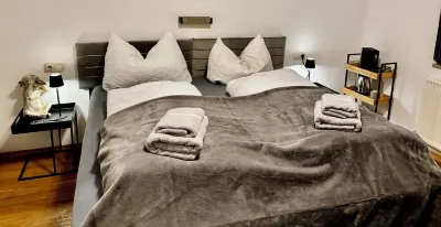 Private room/double room with bathroom "Lechtaler Alpenblick" Landeck Fließer Platte附近的飯店