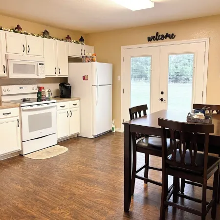 Charming 3-bedroom townhome with AC, WiFi in beautiful Salado, Texas.