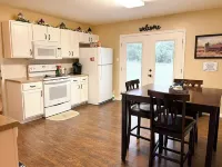 Charming 3-bedroom townhome with AC, WiFi in beautiful Salado, Texas.