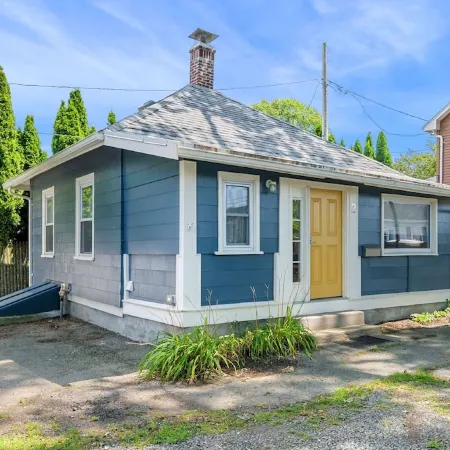 Witchy Hideaway Cottage; Close to Beaches, Salem & Train to Boston
