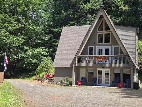 4-bedroom cabin in peaceful Lakeside Oregon