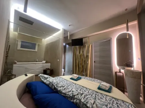 Charming deluxe suite 2 steps from the sea and downtown