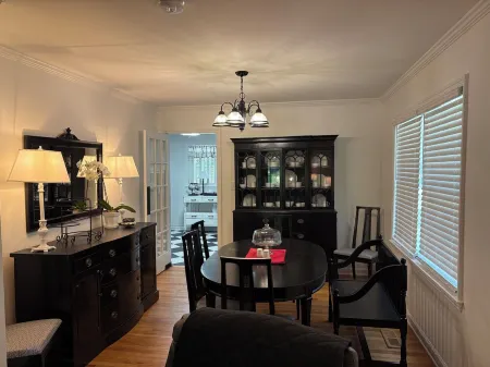 Cozy & Stylish 3 Bedroom Black and White Cottage. Perfect for Families & Groups!