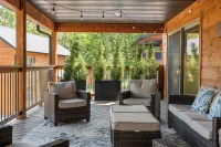 Cozy Lakeside Cabin, Close to Hollister: Outdoor/Indoor Pool, Hot Tub on Deck!