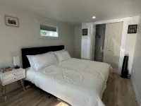 Cozy Private Bachelor Unit King Size bed. Hotels in Albert County